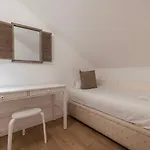 Cozy 2 Bedroom Retreat